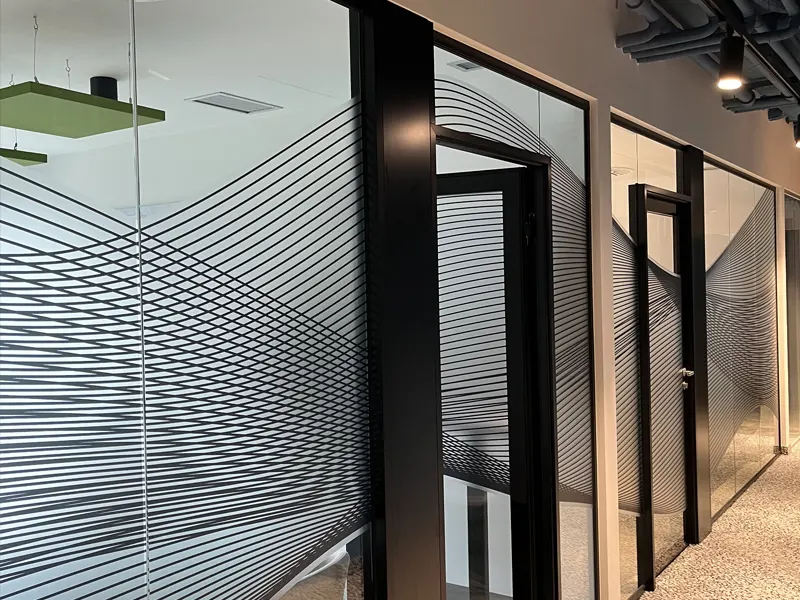 Peskirna folija za staklo – dekoracija i zaštita kancelarije Peskirna folija za staklo – dekoracija i zaštita kancelarije