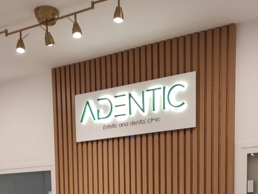 3D svetleće reklame sa LED osvetljenjem u poslovnom prostoru